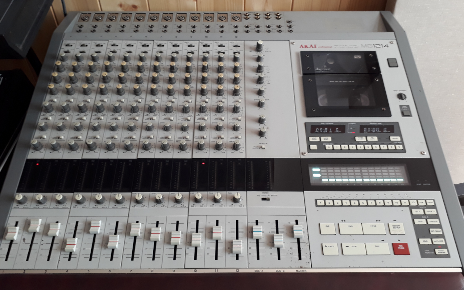 Akai MG1214