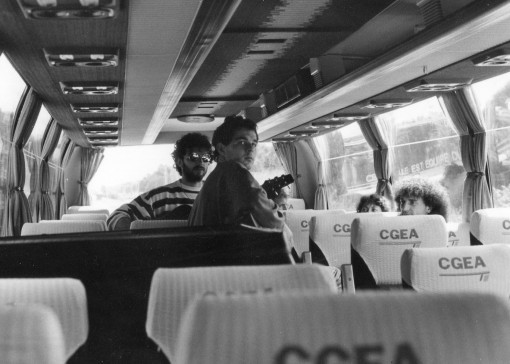 Bill et Thierry dans le car de la tournée allemande. Je ne me souviens plus du nom des autres qui faisaient partie du "staff" qui nous accompagnait.