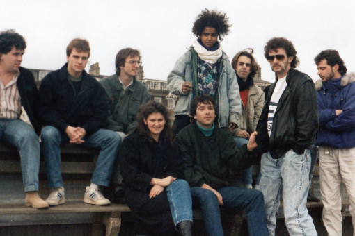 Dans l'ordre de gauche à droite et de haut en bas : un anglais, Steven le batteur de l'époque avant Totor, un anglais, Lucie la chanteuse, moi avec des cheveux, Thierry, parolier et guitariste à lunettes, Bill guitariste, me souviens plus du nom de la nana qui nous accompagnait, et enfin La Pomme clavier.