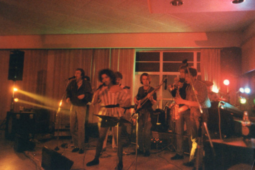Tournée anglaise. On voit Eric au saxophone et je ne me souvenais pas qu'il y avait un trompettiste (on dirait d'ailleurs plutôt un cornet). Il devait être invité.